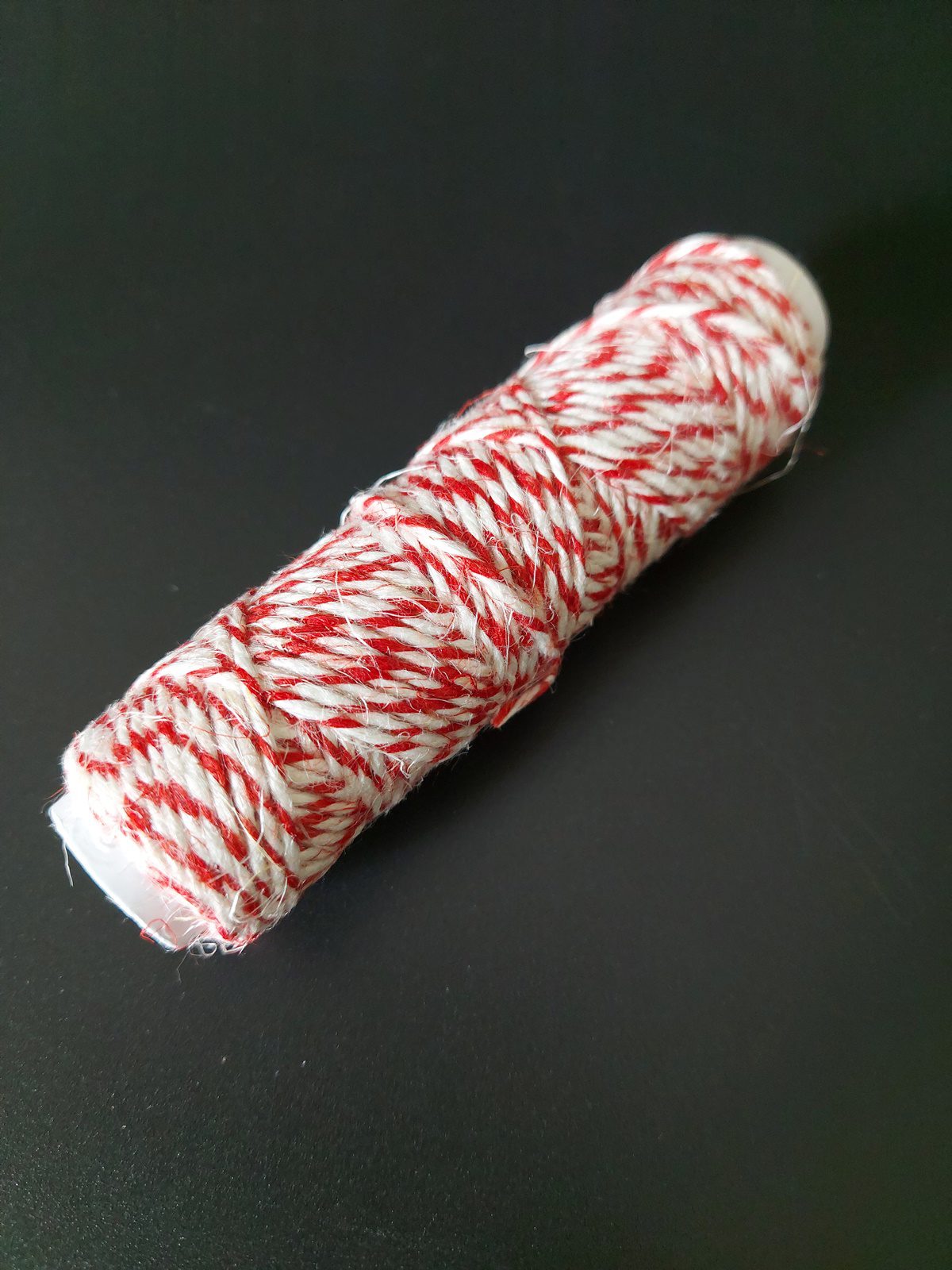 Provázek lněný červeno-bílý 2 mm